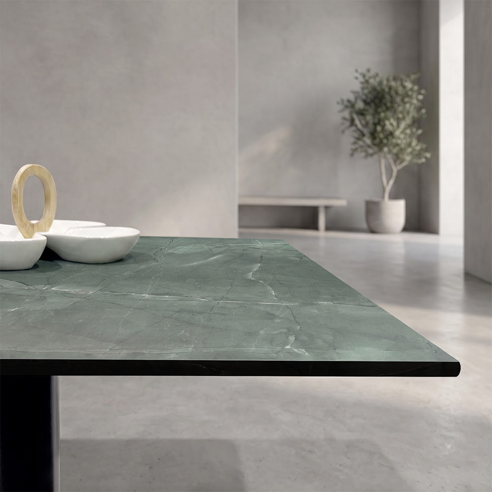 plateau de table sur mesure décor marbre jade HPL compact  pour restaurant bar et bistrot  avec pied de table noir.