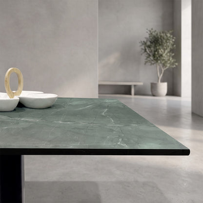 plateau de table sur mesure décor marbre jade HPL compact  pour restaurant bar et bistrot  avec pied de table noir.