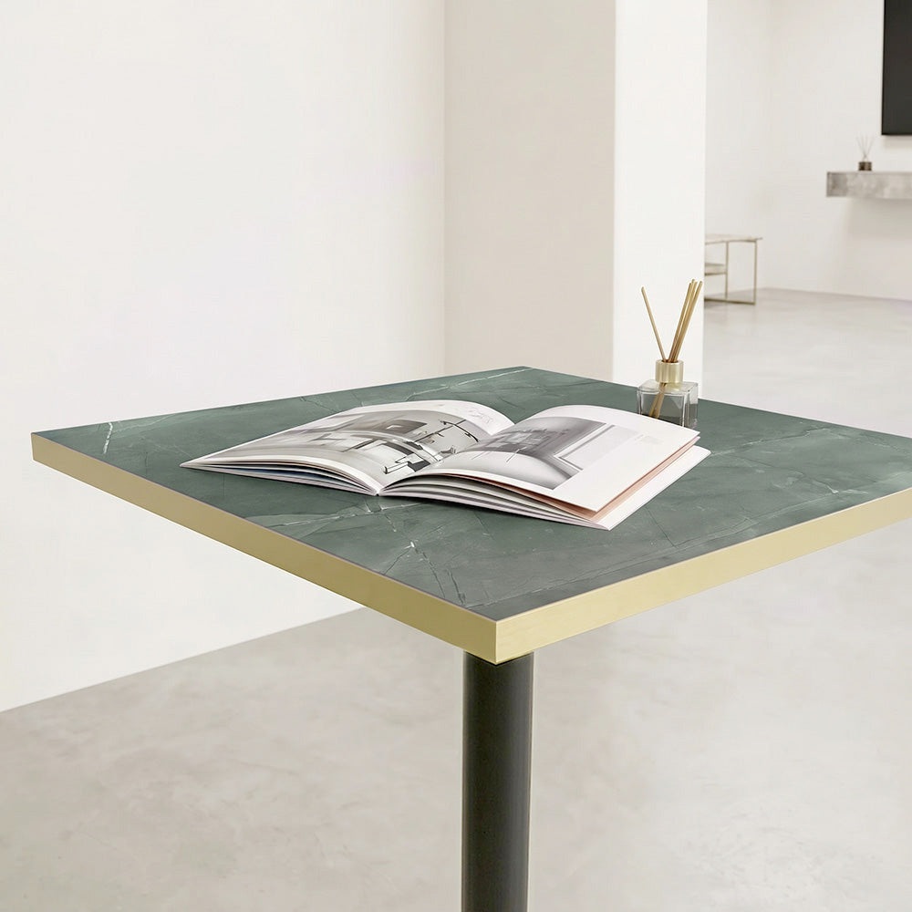 plateau de table sur mesure décor marbre jade  pour restaurant bar et bistrot  avec pied de table noir.