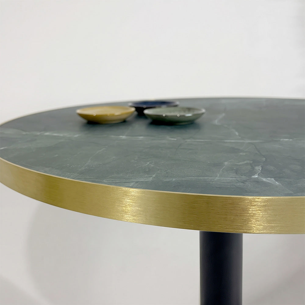 plateau de table sur mesure décor marbre vert pour restaurant bar et bistrot  avec pied de table noir.