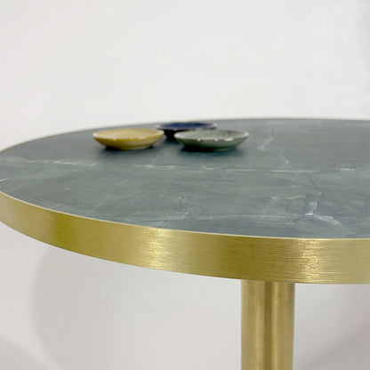 plateau de table sur mesure décor marbre jade  pour restaurant bar et bistrot  avec pied de table doré.