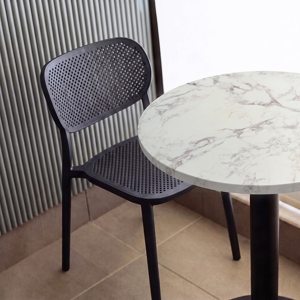 plateau de table sur mesure décor marbre blanc pour restaurant bar et bistrot  avec pied de table noir.