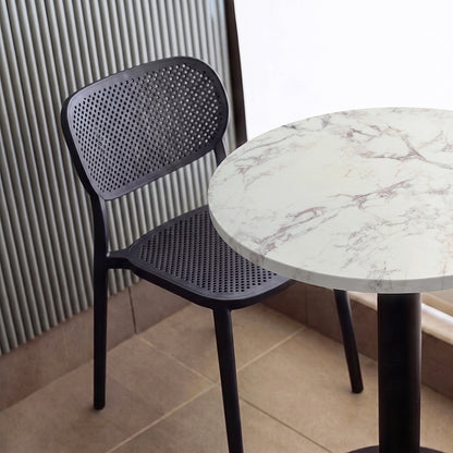plateau de table sur mesure décor marbre blanc pour restaurant bar et bistrot  avec pied de table noir.