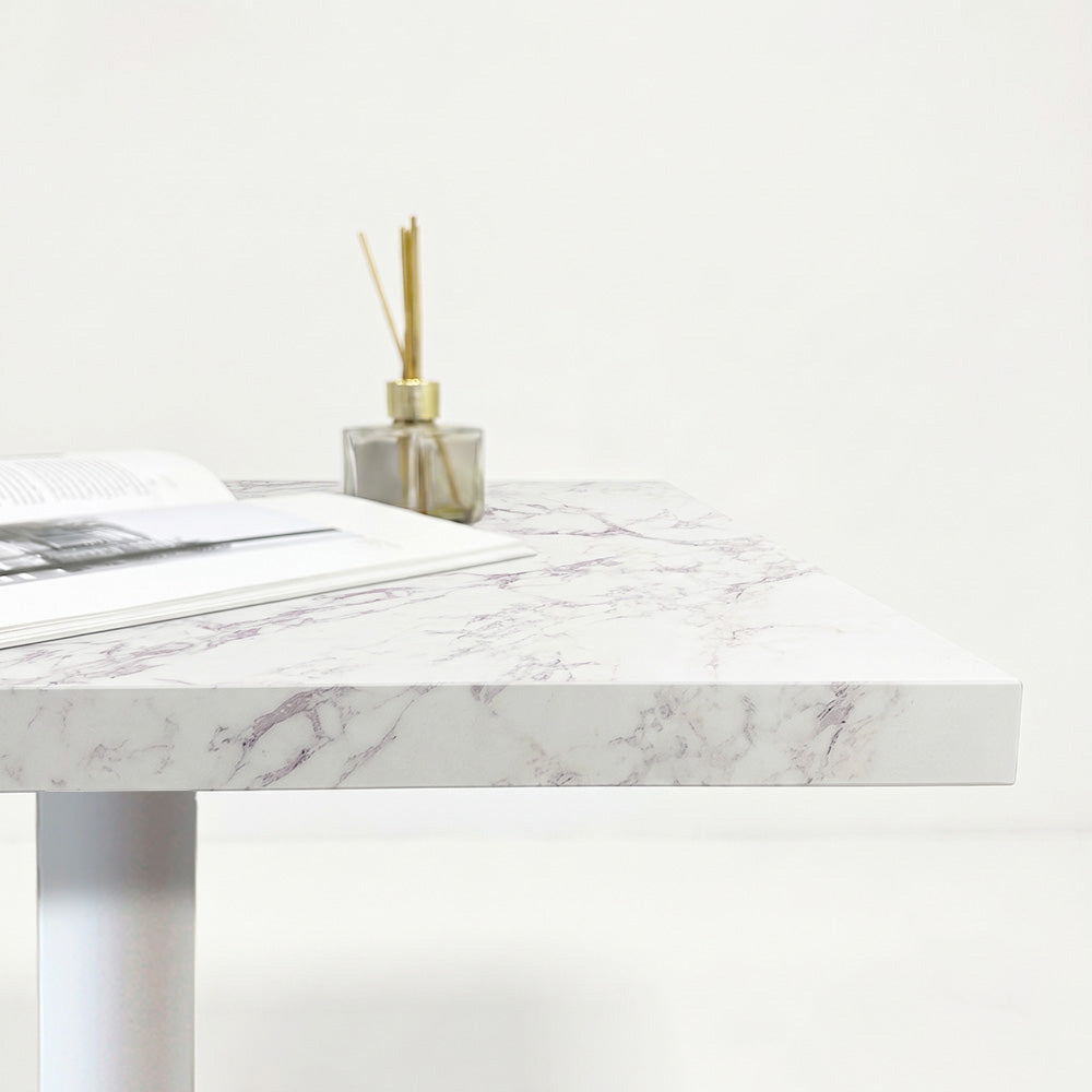 plateau de table sur mesure décor marbre blanc pour restaurant bar et bistrot  avec pied de table blanc.