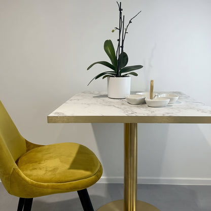 plateau de table sur mesure décor marbre blanc  pour restaurant bar et bistrot  avec pied de table doré.