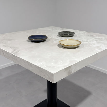 plateau de table sur mesure décor marbre blanc pour restaurant bar et bistrot  avec pied de table noir.