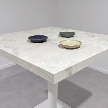 plateau de table sur mesure décor marbre blanc pour restaurant bar et bistrot  avec pied de table blanc.