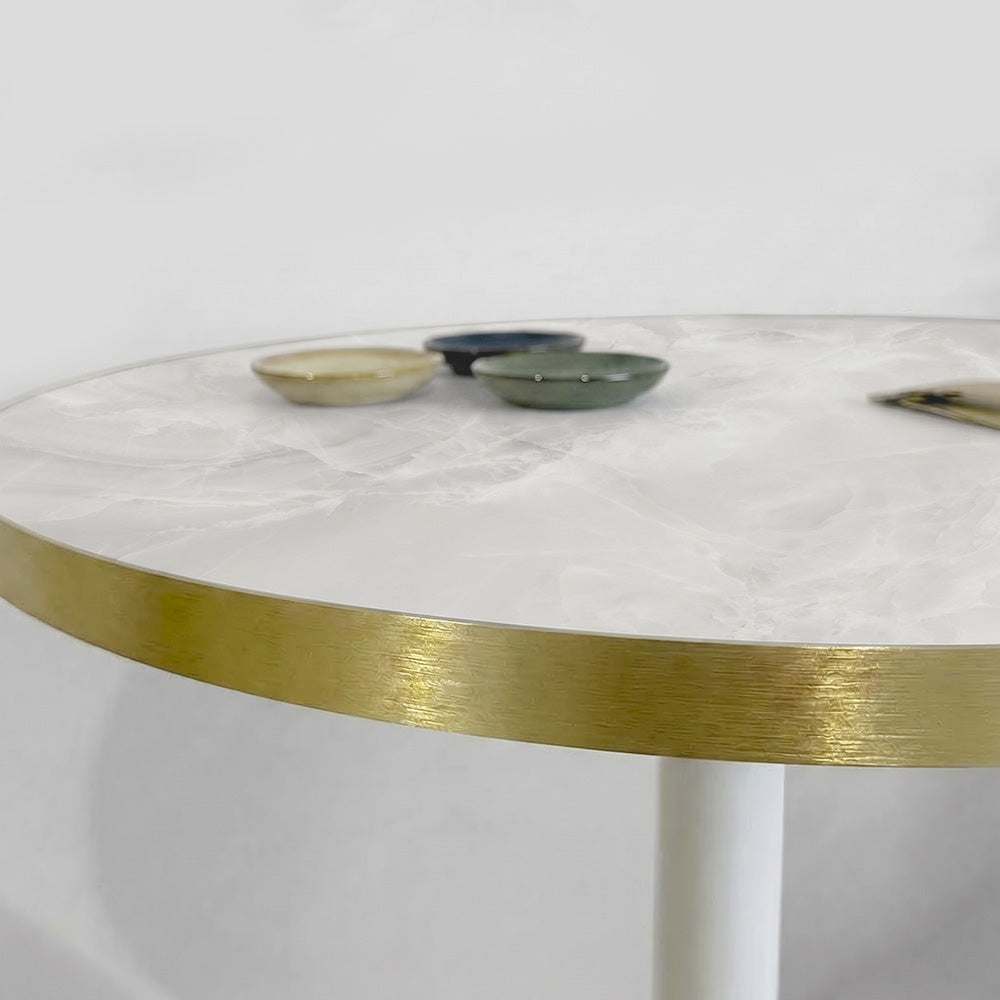 plateau de table sur mesure décor marbre blanc pour restaurant bar et bistrot  avec pied de table blanc.