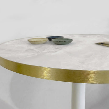 plateau de table sur mesure décor marbre blanc pour restaurant bar et bistrot  avec pied de table blanc.