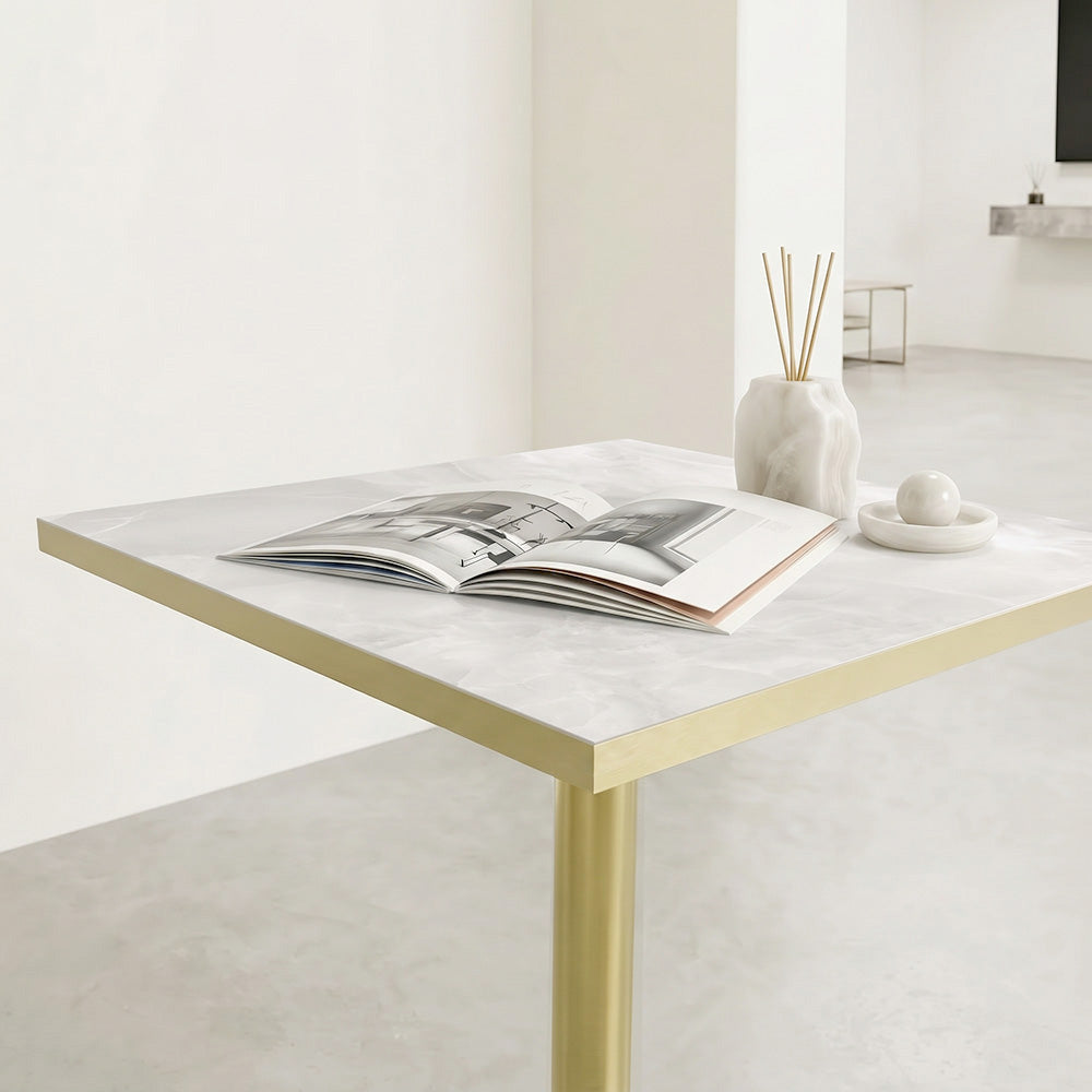 plateau de table sur mesure décor marbre blanc  pour restaurant bar et bistrot  avec pied de table doré.