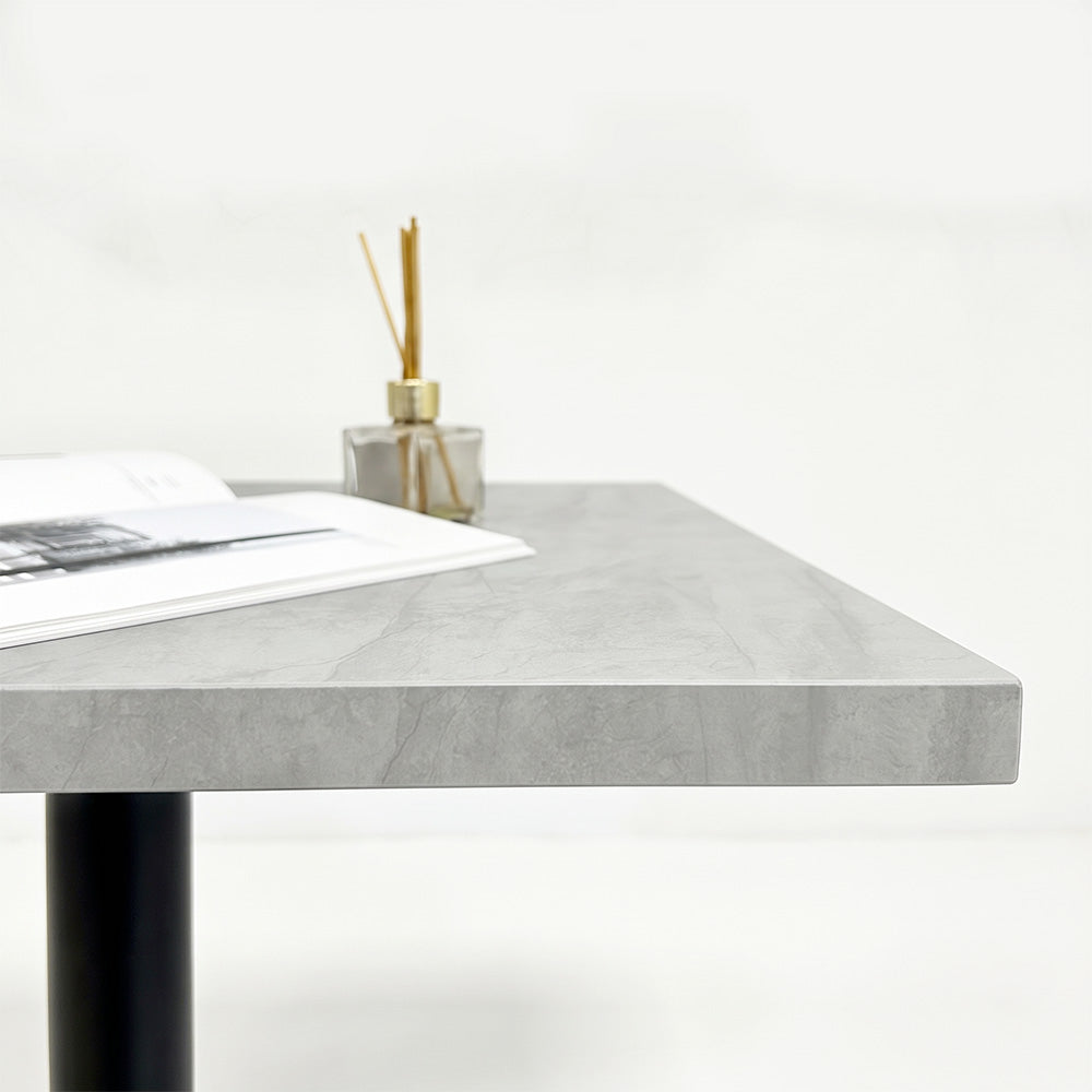 plateau de table sur mesure décor marbre blanc pour restaurant bar et bistrot  avec pied de table noir.
