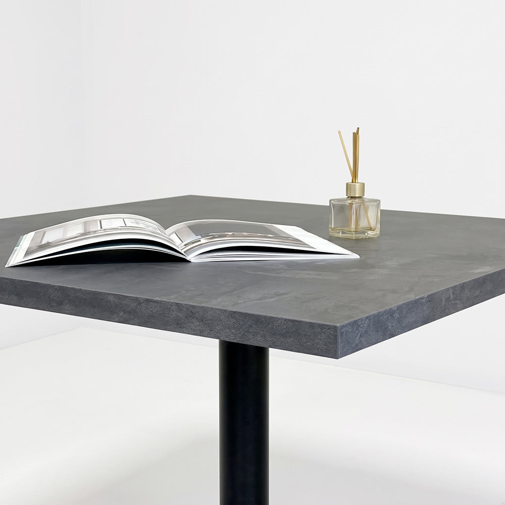 plateau de table sur mesure décor ardoise  pour restaurant bar et bistrot  avec pied de table noir.