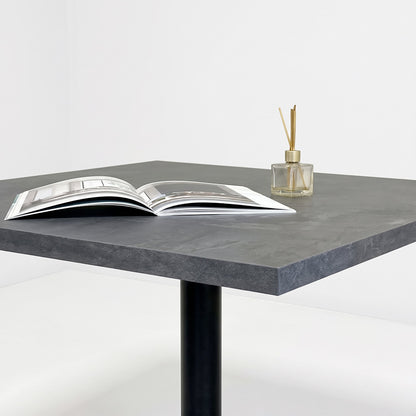 plateau de table sur mesure décor ardoise  pour restaurant bar et bistrot  avec pied de table noir.