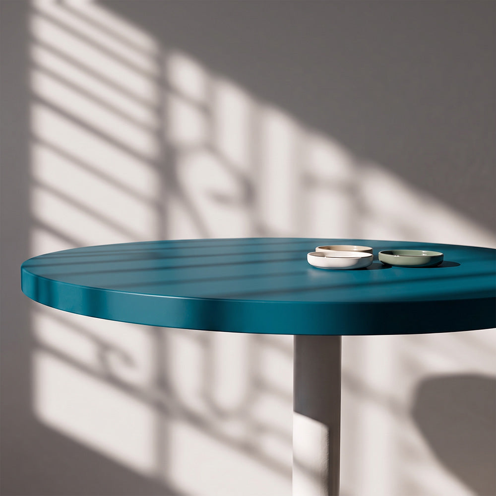 plateau de table sur mesure décorants bleu pour restaurant bar et bistrot  avec pied de table blanc.