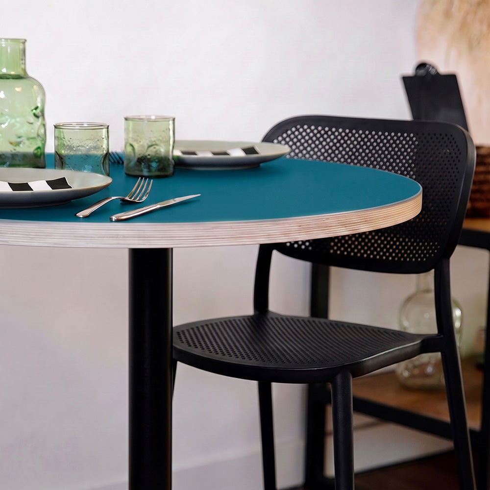 plateau de table sur mesure décor unis bleu pour restaurant bar et bistrot  avec pied de table blanc.