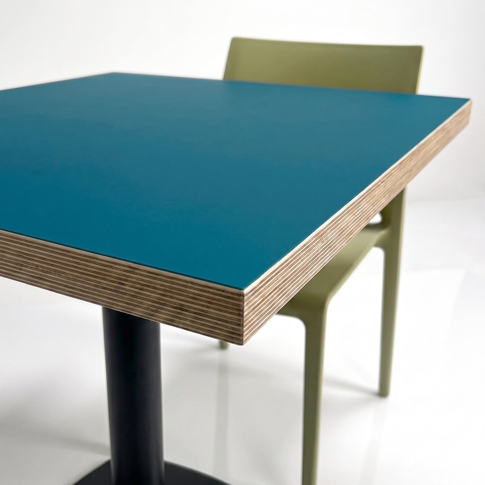 plateau de table sur mesure décor unis bleu pour restaurant bar et bistrot  avec pied de table blanc.