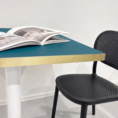 plateau de table sur mesure décor unis bleu pour restaurant bar et bistrot  avec pied de table blanc.