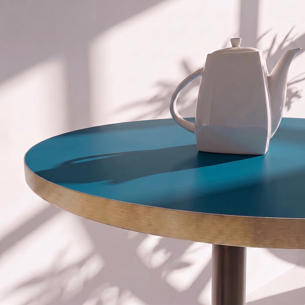plateau de table sur mesure décor unis bleu pour restaurant bar et bistrot  avec pied de table noir.