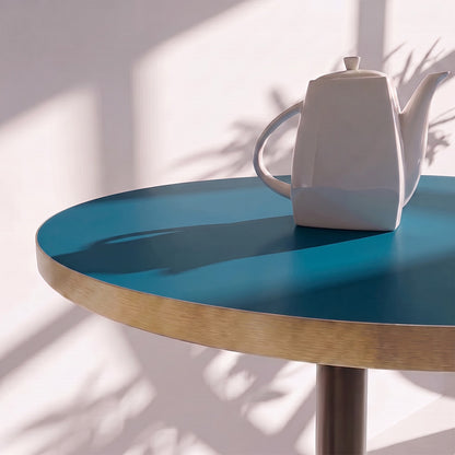 plateau de table sur mesure décor unis bleu pour restaurant bar et bistrot  avec pied de table noir.