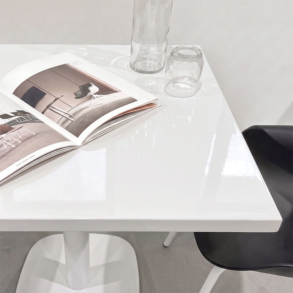 plateau de table sur mesure décor unis blanc brillant pour restaurant bar et bistrot  avec pied de table blanc.