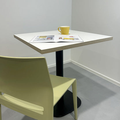 plateau de table sur mesure décor unis blanc pour restaurant bar et bistrot  avec pied de table noir.