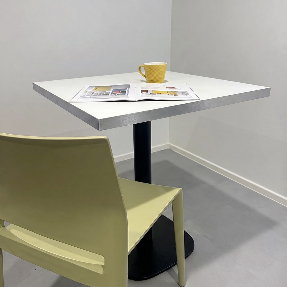 plateau de table sur mesure décor unis blanc pour restaurant bar et bistrot  avec pied de table noir.