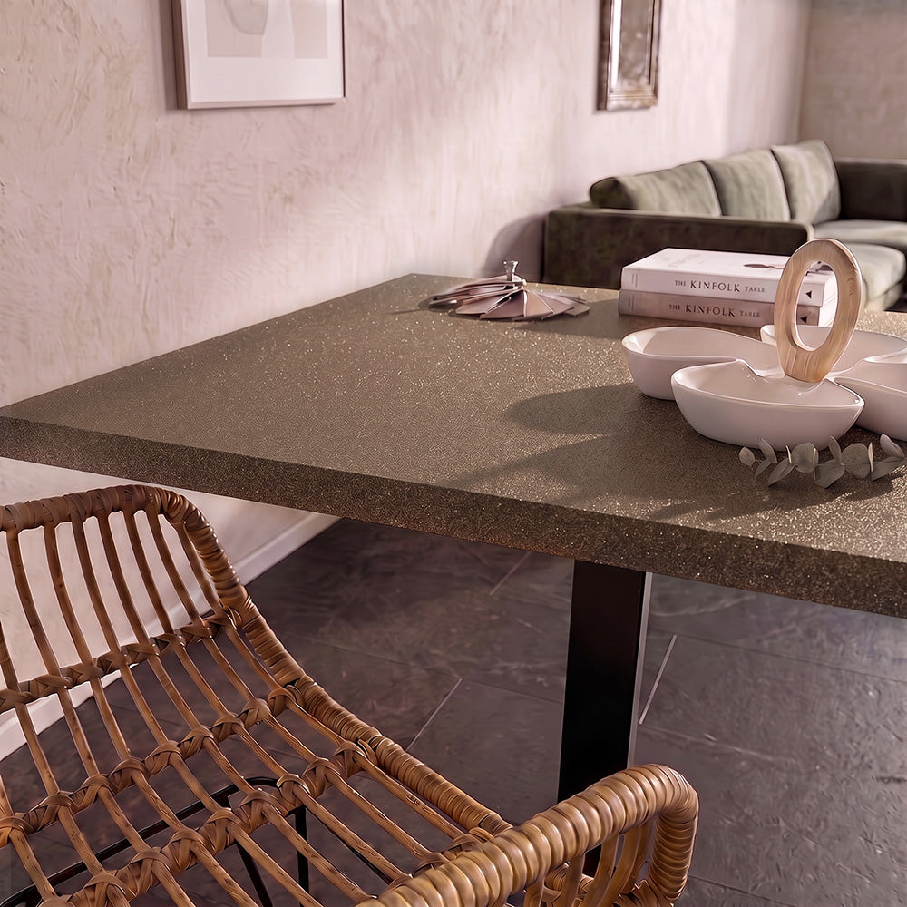 plateau de table sur mesure décor unis marron pailletes  brillant pour restaurant bar et bistrot  avec pied de table noir.