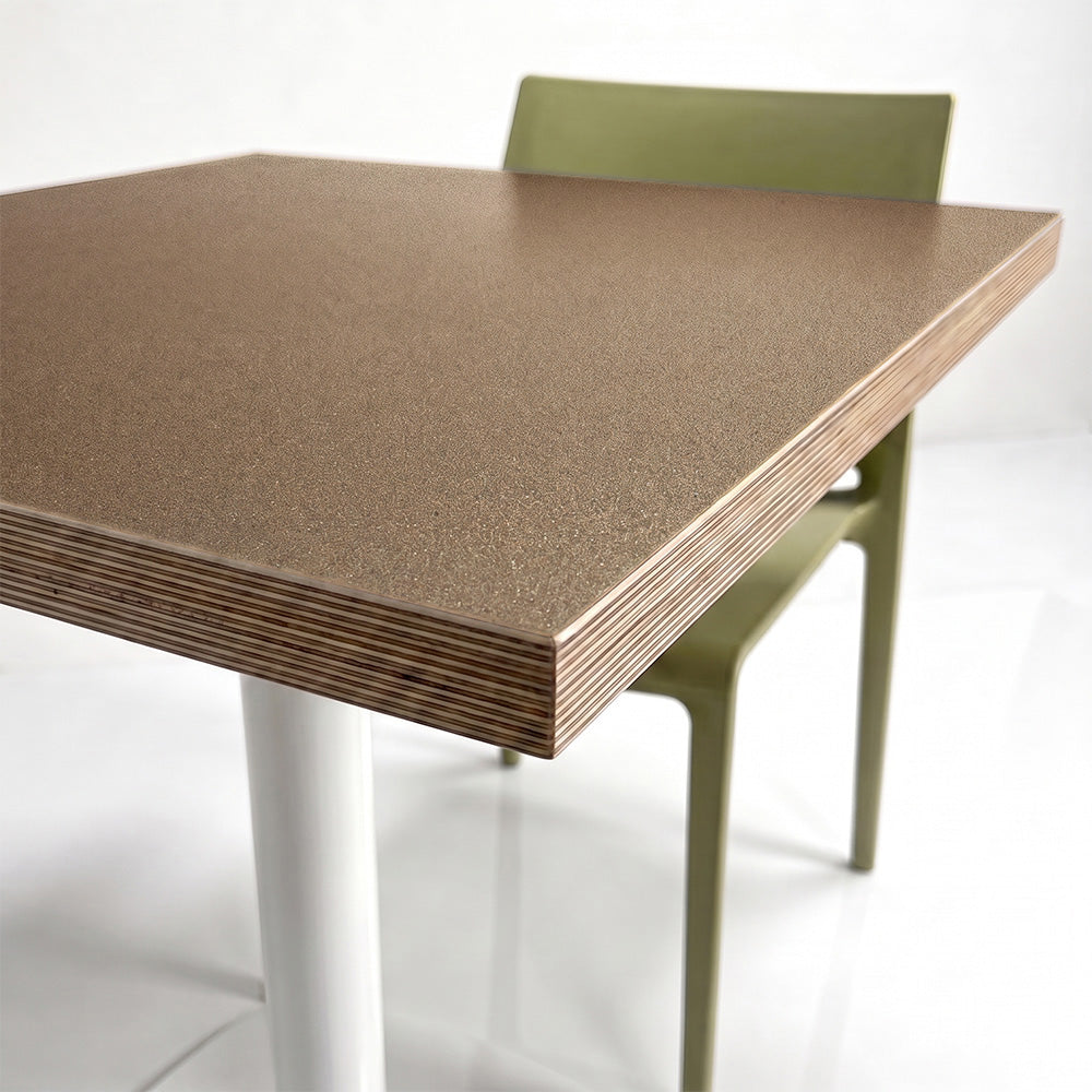 plateau de table sur mesure décor unis marron pailletes  brillant pour restaurant bar et bistrot  avec pied de table noir.