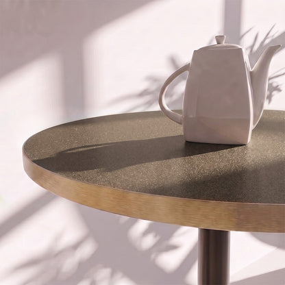 plateau de table sur mesure décor unis marron pailletes  brillant pour restaurant bar et bistrot  avec pied de table noir.