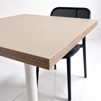 plateau de table sur mesure décor unis beige pour restaurant bar et bistrot  avec pied de table blanc.
