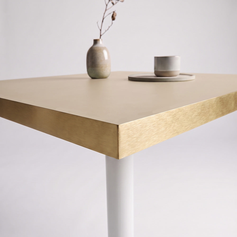 plateau de table sur mesure décor unis beige pour restaurant bar et bistrot  avec pied de table blanc.