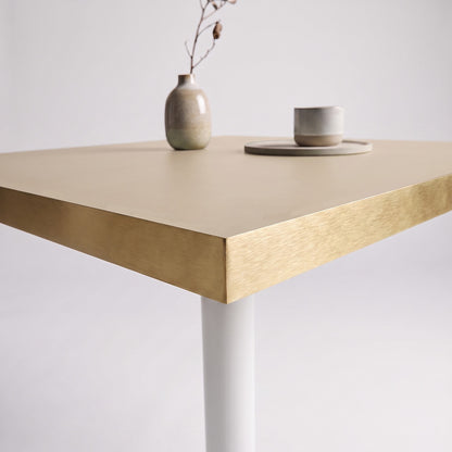 plateau de table sur mesure décor unis beige pour restaurant bar et bistrot  avec pied de table blanc.