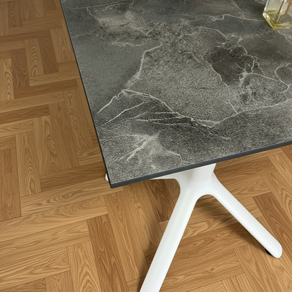table de terrasse avec décor noir, et pied en acier inoxydable