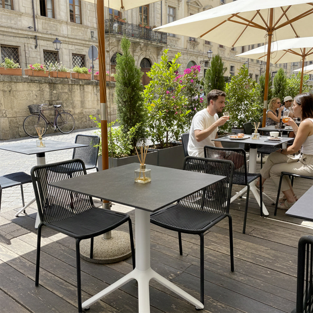 table de terrasse avec décor noir, et pied en acier inoxydable