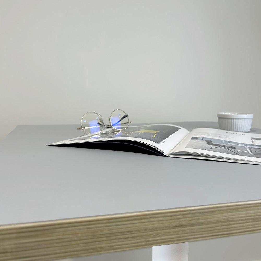 plateau de table sur mesure décor bleu pour restaurant bar et bistrot  avec pied de table blanc.