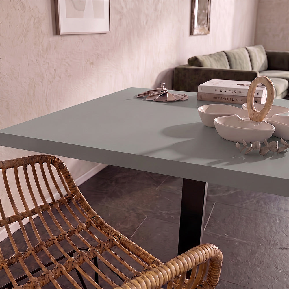 plateau de table sur mesure décor unis gris pour restaurant bar et bistrot  avec pied de table noir.