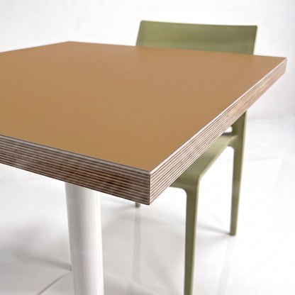 plateau de table sur mesure décor orange pour restaurant bar et bistrot  avec pied de table blanc.