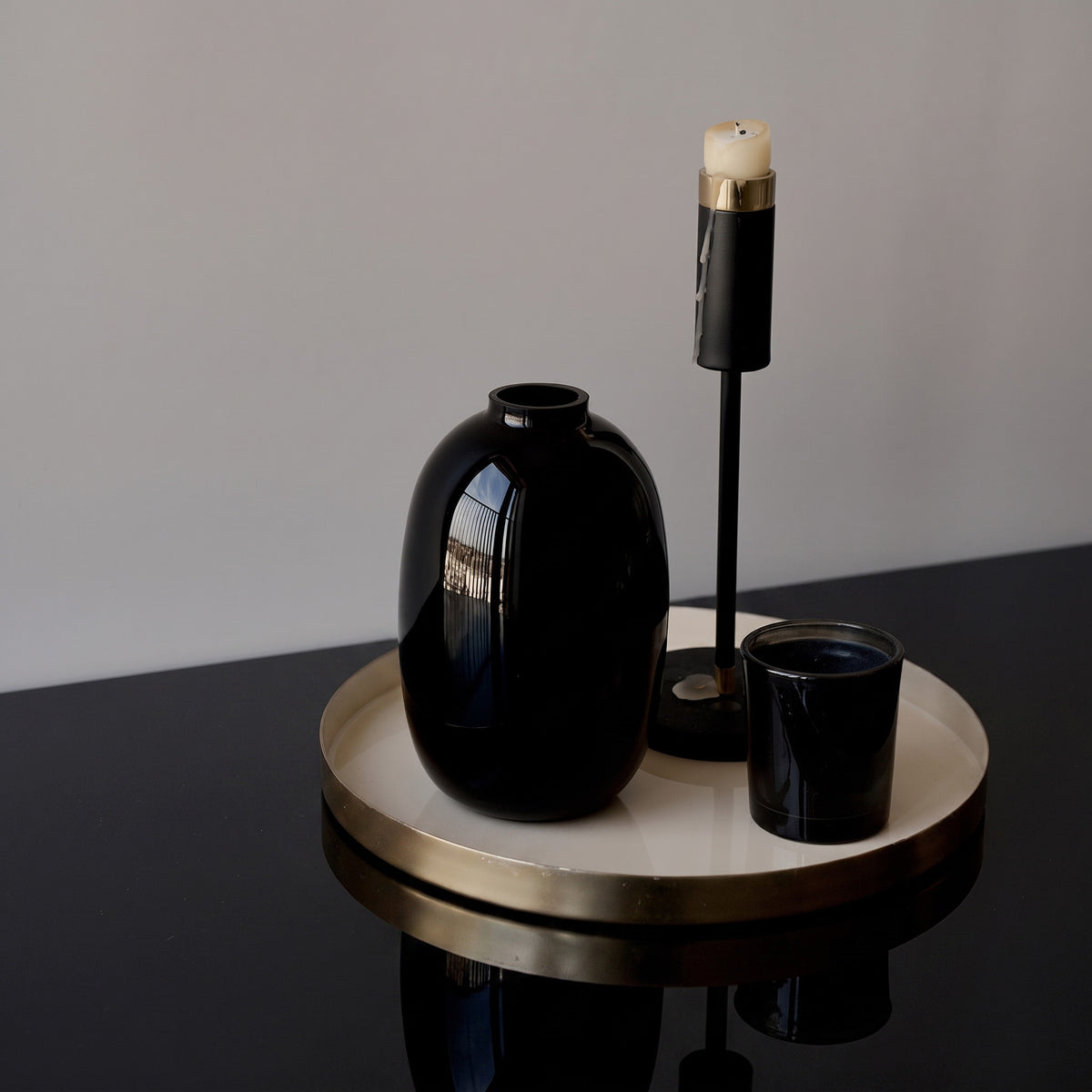plateau de table sur mesure décor noir brillant pour restaurant bar et bistrot  avec pied de table noir.