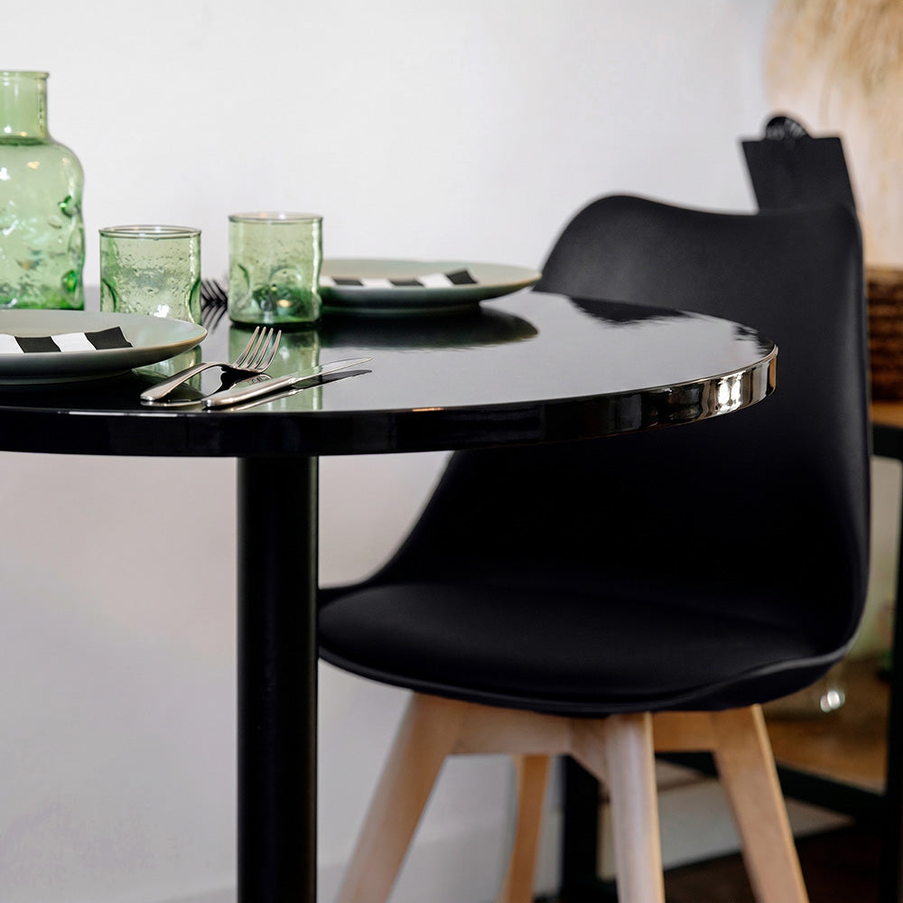 plateau de table sur mesure décor noir brillant pour restaurant bar et bistrot  avec pied de table noir.
