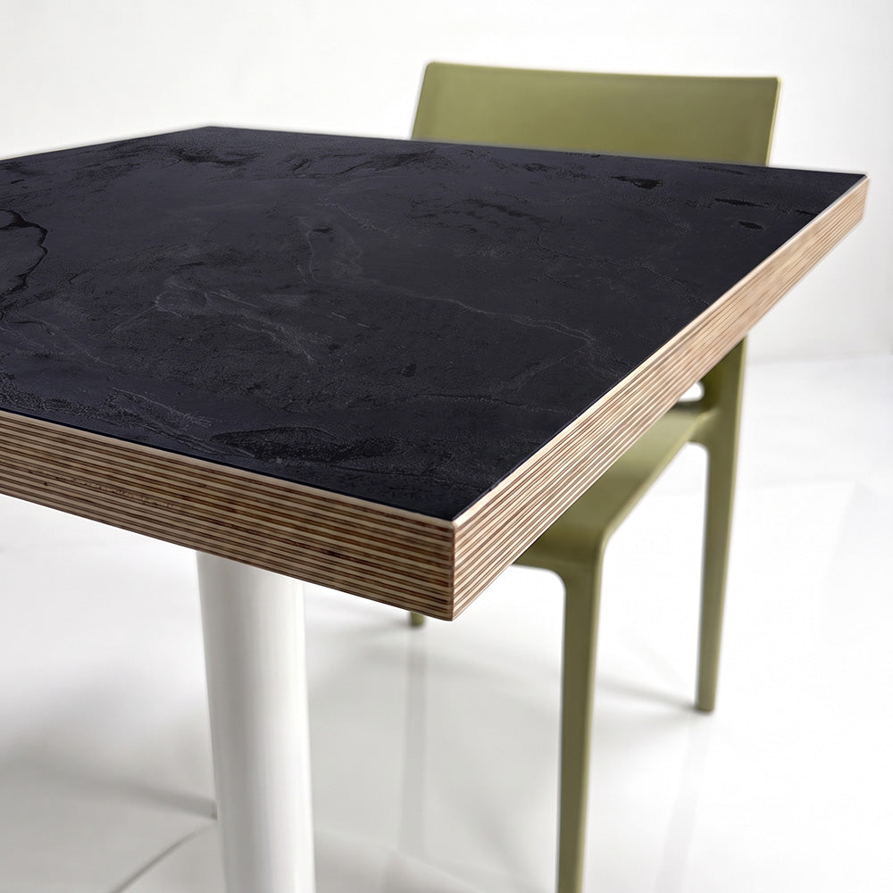 plateau de table sur mesure décor noir pour restaurant bar et bistrot  avec pied de table blanc.