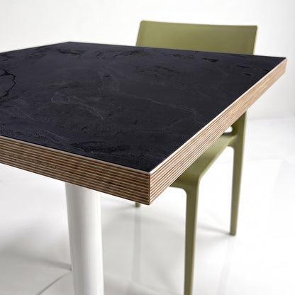 plateau de table sur mesure décor noir pour restaurant bar et bistrot  avec pied de table blanc.