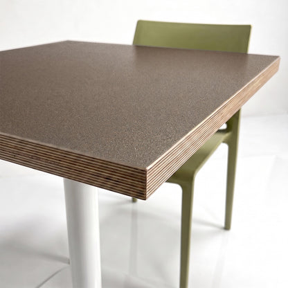 plateau de table sur mesure décor effet noir à paillettes pour restaurant bar et bistrot  avec pied de table blanc.