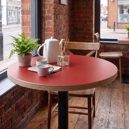 plateau de table sur mesure décor effet unis rouge pour restaurant bar et bistrot  avec pied de table rouge.