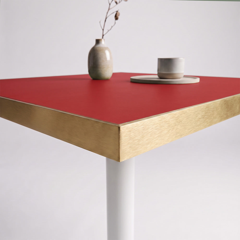 plateau de table sur mesure décor effet unis rouge pour restaurant bar et bistrot  avec pied de table blanc.