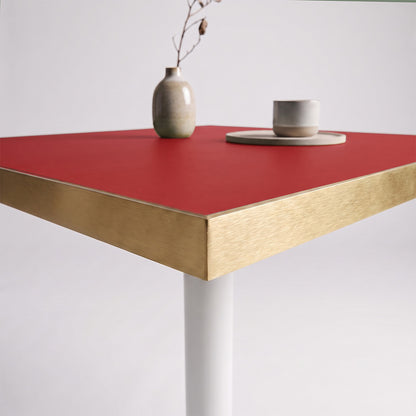 plateau de table sur mesure décor effet unis rouge pour restaurant bar et bistrot  avec pied de table blanc.