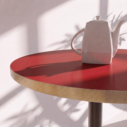 plateau de table sur mesure décor effet unis rouge pour restaurant bar et bistrot  avec pied de table noir.