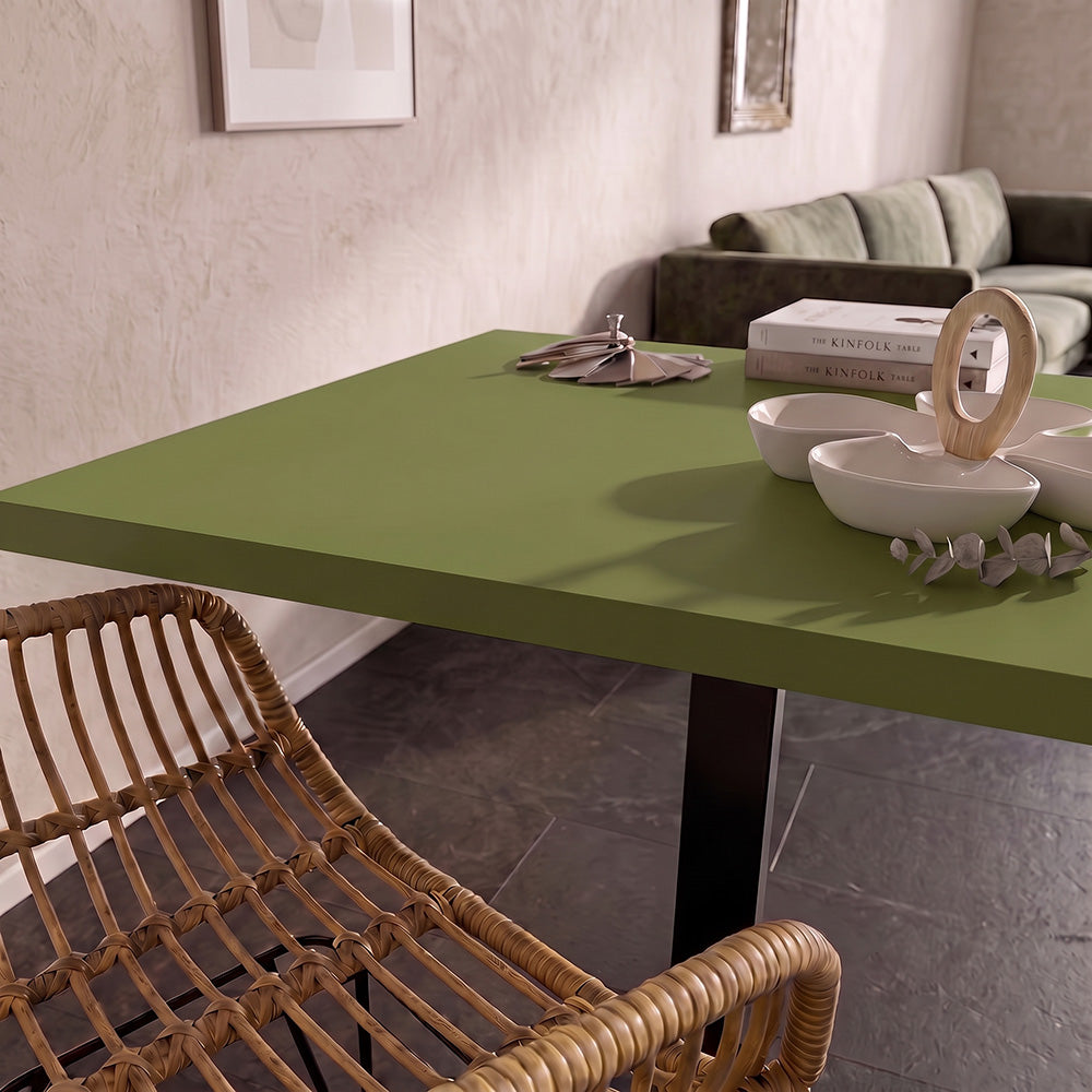plateau de table sur mesure décor effet unis vert pour restaurant bar et bistrot  avec pied de table noir.