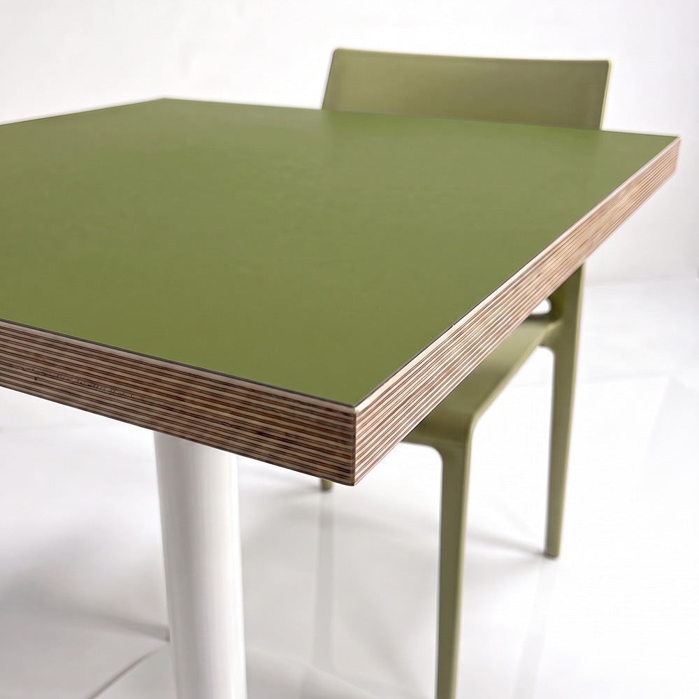 plateau de table sur mesure décor unis vert pour restaurant bar et bistrot  avec pied de table blanc.