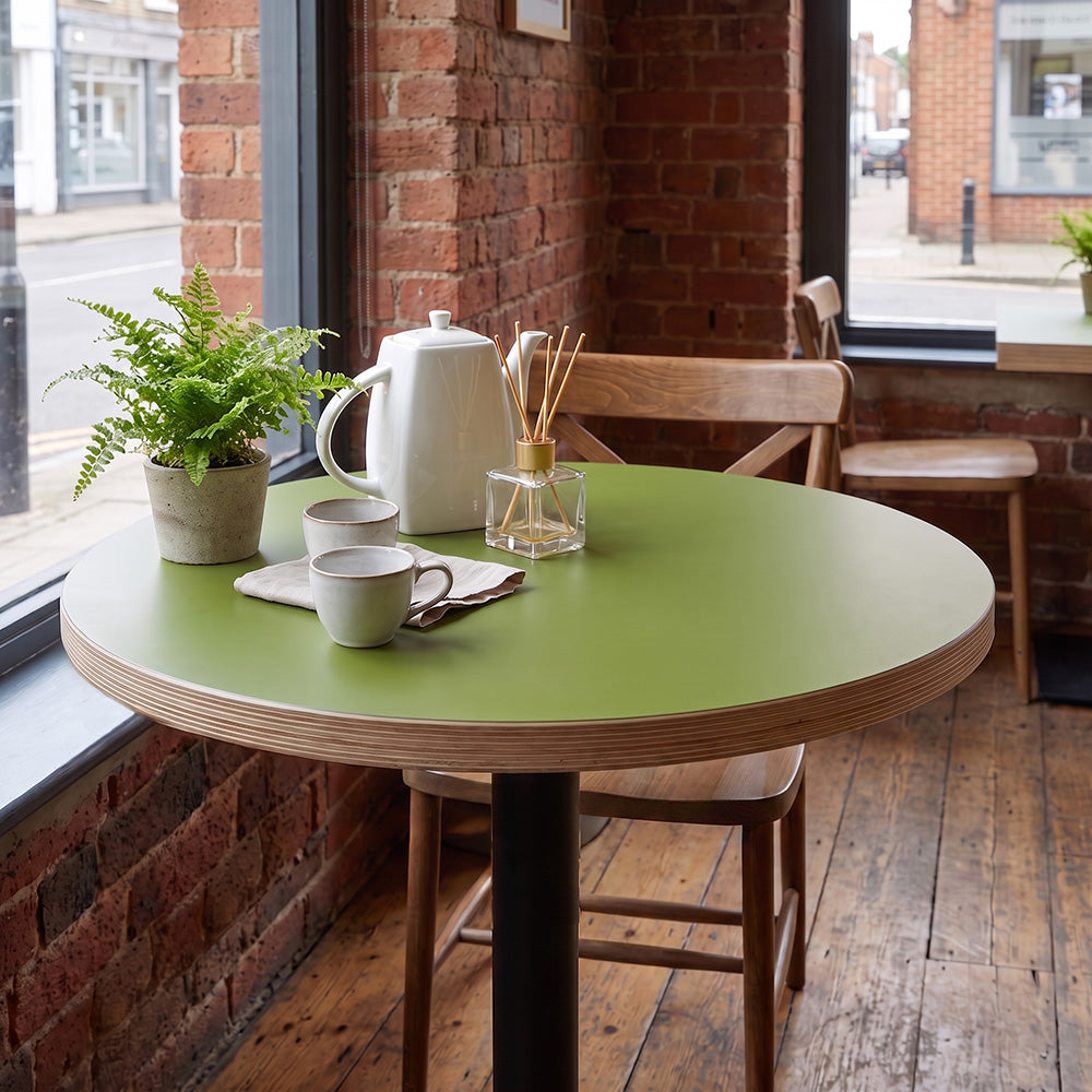 plateau de table sur mesure décor effet unis vert pour restaurant bar et bistrot  avec pied de table noir.