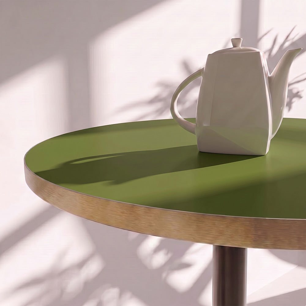 plateau de table sur mesure décor effet unis vert pour restaurant bar et bistrot  avec pied de table noir.